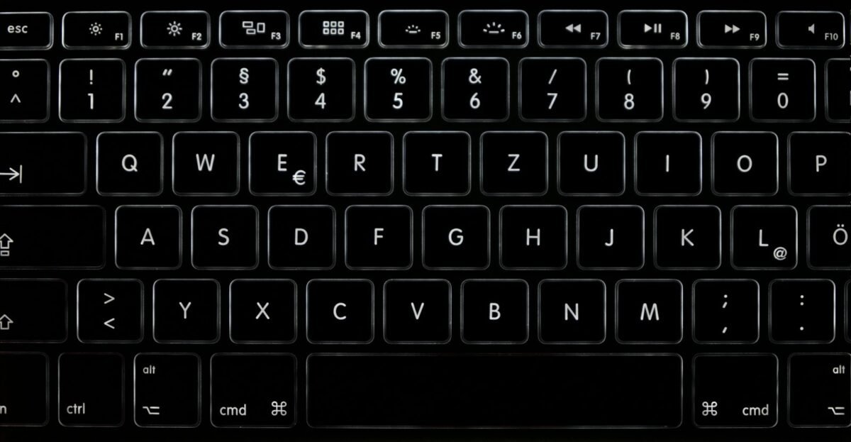 Bàn phím máy tính hỗ trợ thực hiện cách khôi phục tab đã đóng trên trình duyệt bằng phím tắt