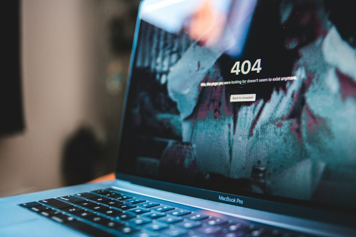 Màn hình laptop hiển thị lỗi cần lưu ý khi thực hiện cách khôi phục tab đã đóng trên trình duyệt
