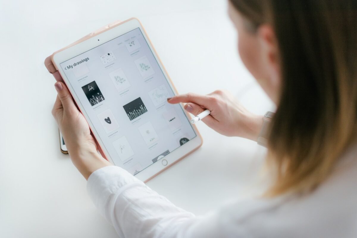 Thao tác chia sẻ màn hình zoom trên ipad trong cuộc họp trực tuyến