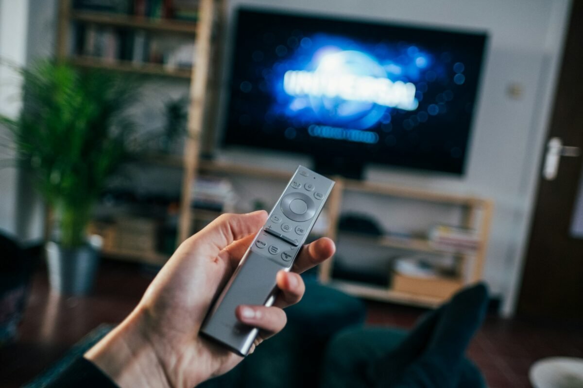 Thao tác trên điều khiển để kết nối tivi với wifi nhanh chóng