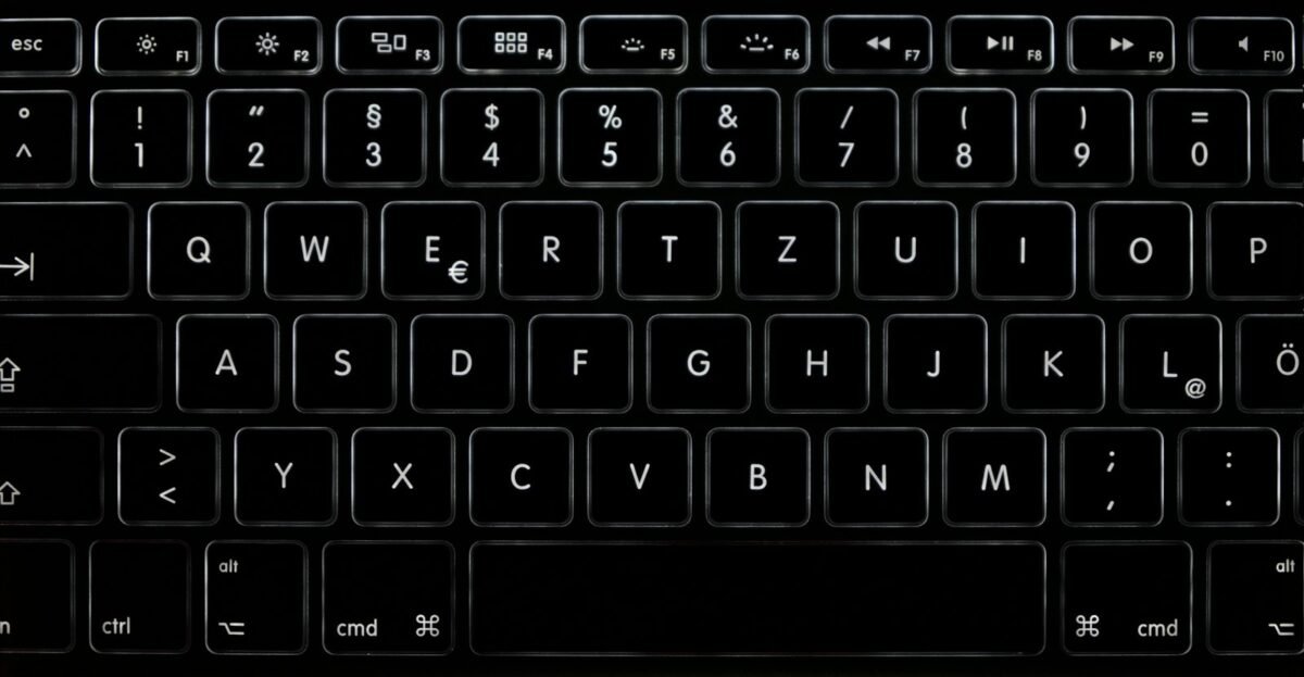 Người dùng thực hiện các bước kiểm tra rò rỉ mật khẩu trên máy tính