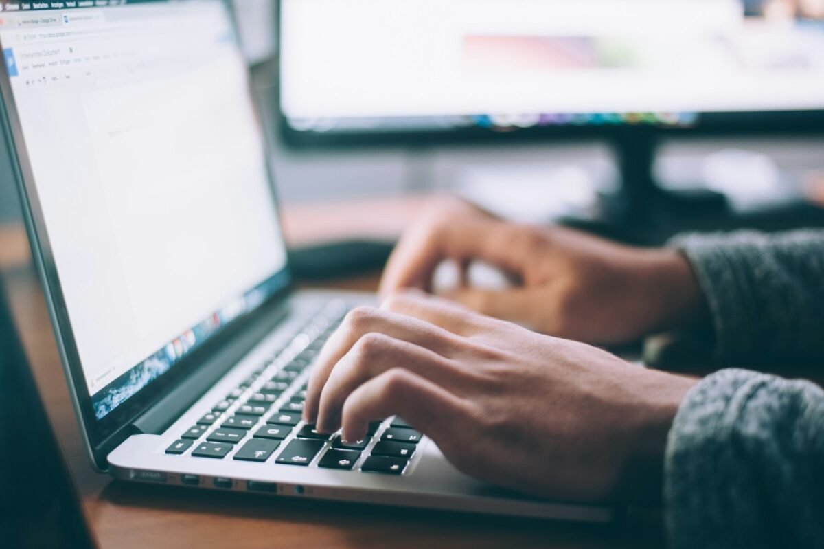 Hướng dẫn làm SEO web miễn phí bền vững cho người mới 2 Người dùng đang nhập nội dung tối ưu khi làm seo web miễn phí