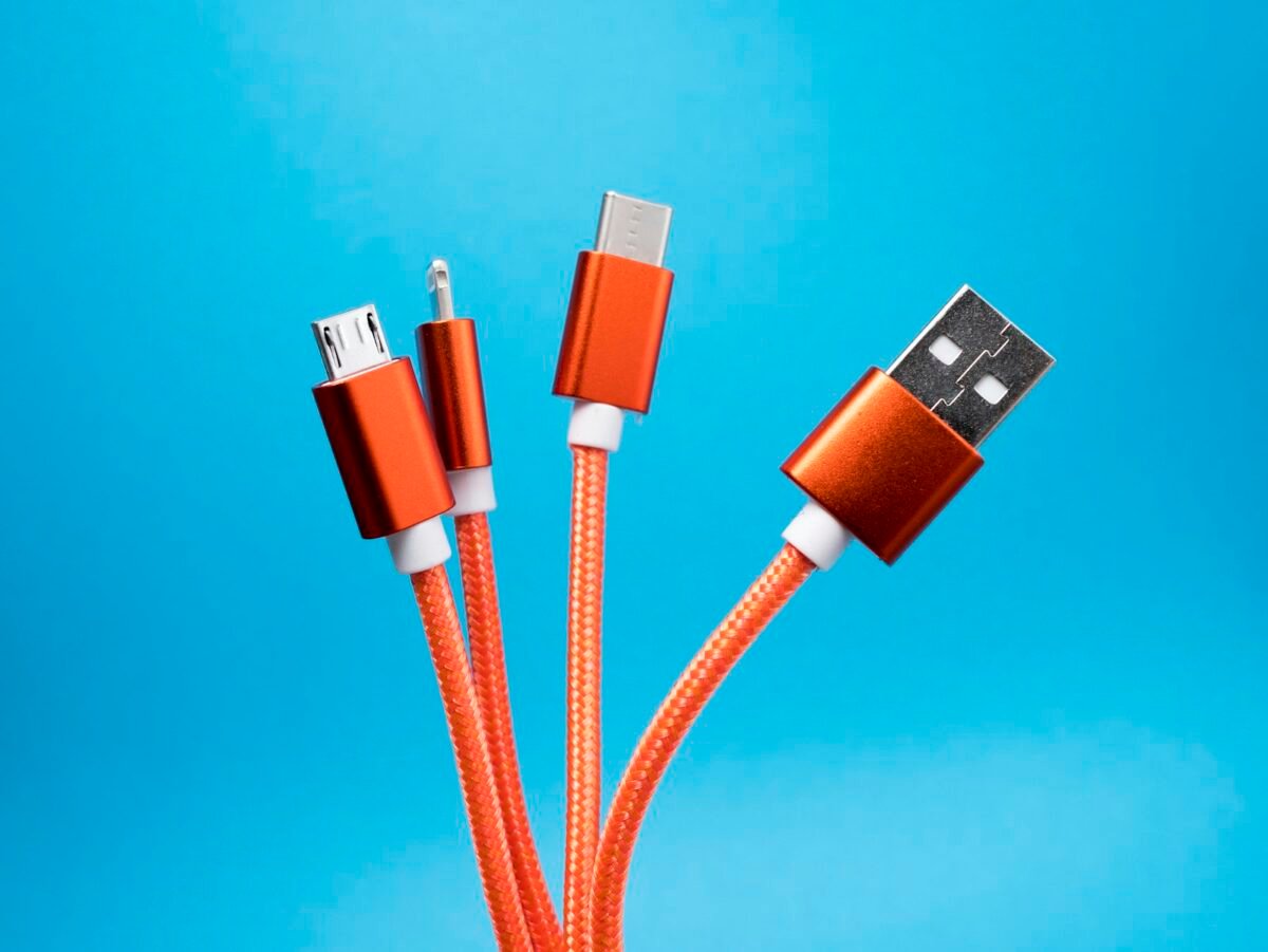 Chuẩn bị cáp kết nối khi sao lưu dữ liệu iPhone vào máy tính
