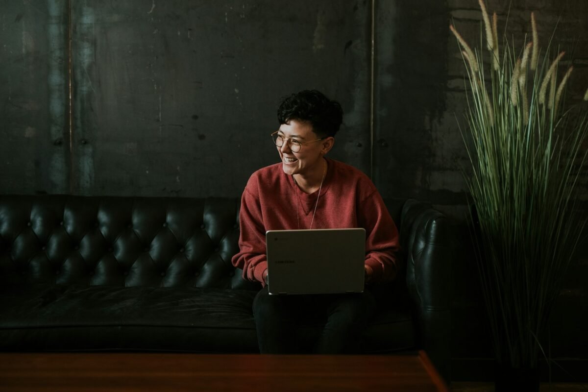Cách tăng dung lượng OneDrive miễn phí và hiệu quả nhất 1 Người dùng đang kiểm tra gói cước để tăng dung lượng onedrive trên máy tính xách tay