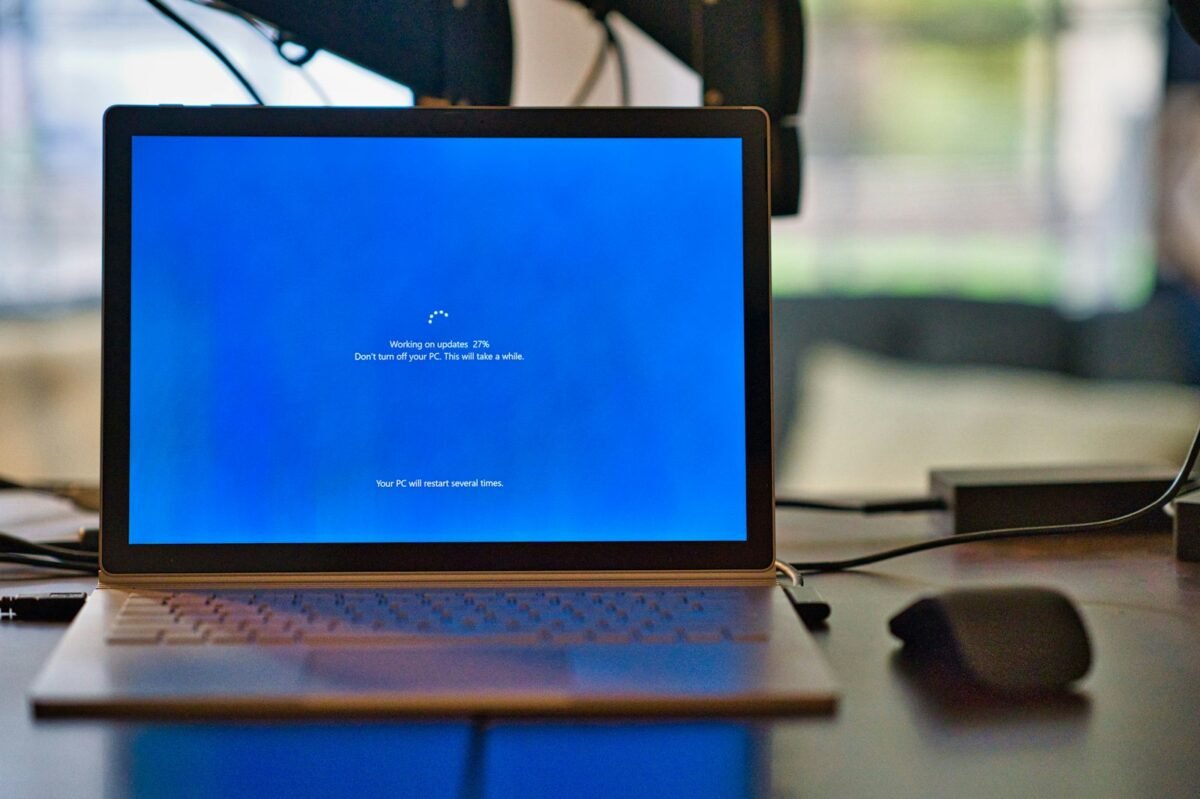 Màn hình laptop hiển thị cảnh báo khi thực hiện sai cách tăng tương tác Facebook