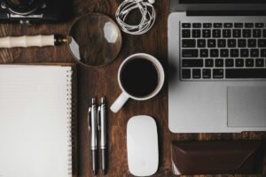 Bàn làm việc với laptop để thực hiện các bước tạo trang web miễn phí đơn giản